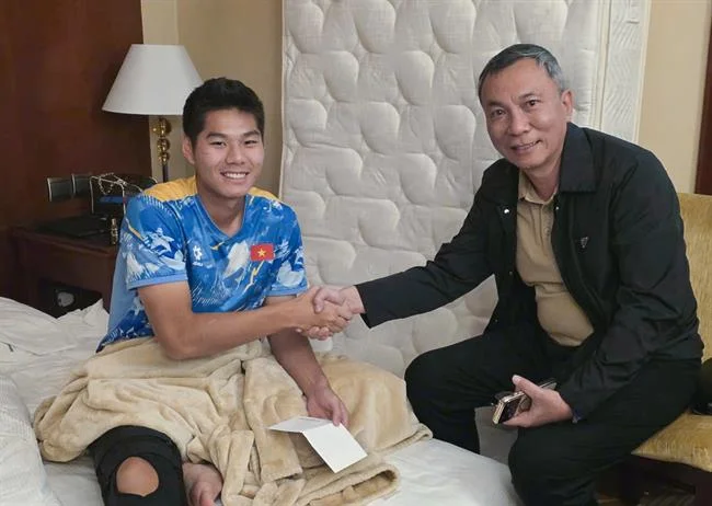 Một người chơi Baccarat tập trung cao độ, thể hiện sự kiểm soát cảm xúc và kỷ luật khi chơi tại hm88 info.